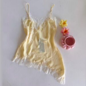 STUNNING LACE TOP BUTTER